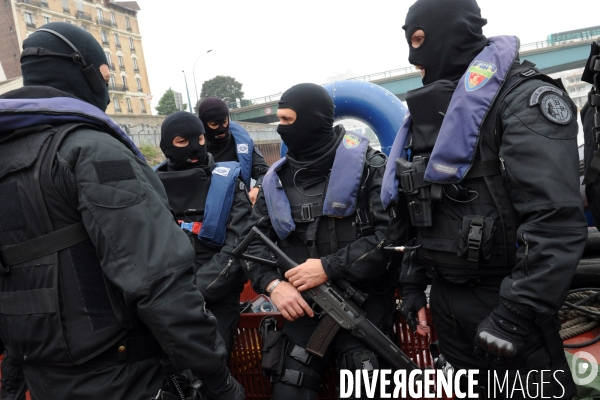 Entrainement de la BRI  ( Brigade de Recherche et d Investigation) simulation prise d otage sur un bateau mouche