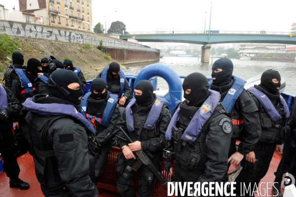 Entrainement de la BRI  ( Brigade de Recherche et d Investigation) simulation prise d otage sur un bateau mouche