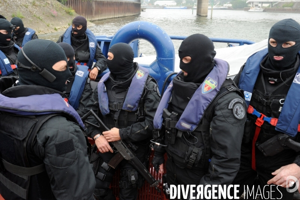 Entrainement de la BRI  ( Brigade de Recherche et d Investigation) simulation prise d otage sur un bateau mouche