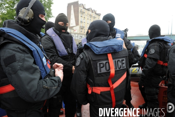 Entrainement de la BRI  ( Brigade de Recherche et d Investigation) simulation prise d otage sur un bateau mouche