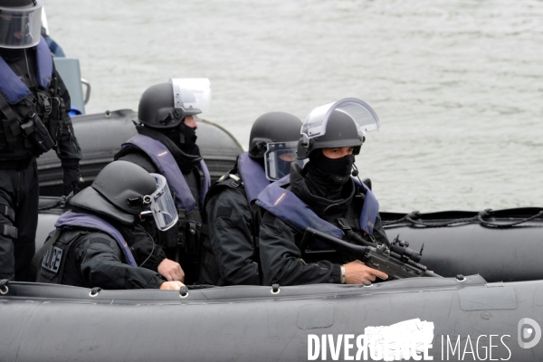 Entrainement de la BRI  ( Brigade de Recherche et d Investigation) simulation prise d otage sur un bateau mouche