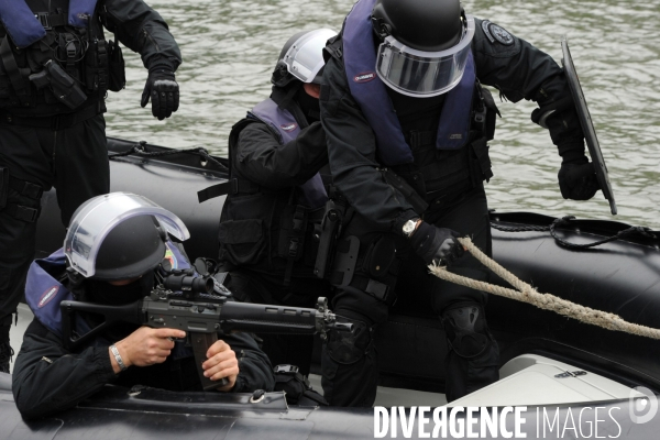 Entrainement de la BRI  ( Brigade de Recherche et d Investigation) simulation prise d otage sur un bateau mouche