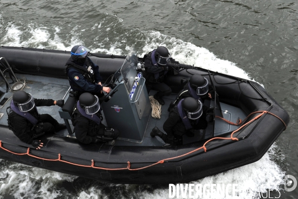 Entrainement de la BRI  ( Brigade de Recherche et d Investigation) simulation prise d otage sur un bateau mouche