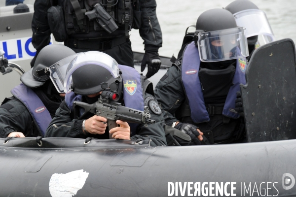 Entrainement de la BRI  ( Brigade de Recherche et d Investigation) simulation prise d otage sur un bateau mouche