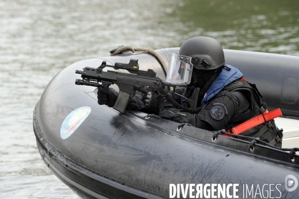 Entrainement de la BRI  ( Brigade de Recherche et d Investigation) simulation prise d otage sur un bateau mouche