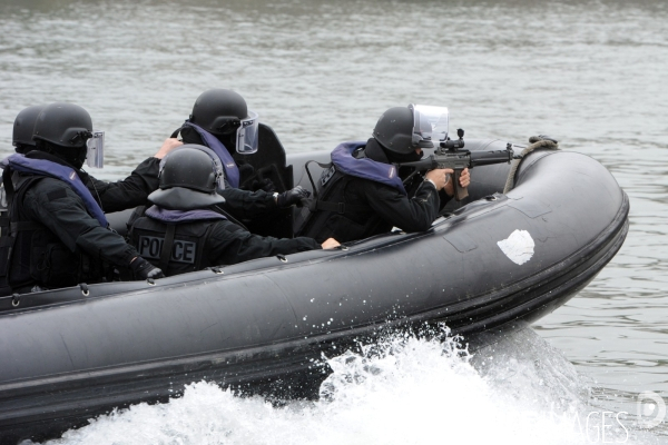 Entrainement de la BRI  ( Brigade de Recherche et d Investigation) simulation prise d otage sur un bateau mouche