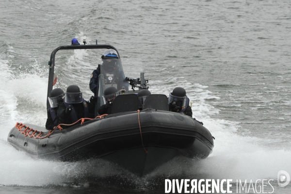 Entrainement de la BRI  ( Brigade de Recherche et d Investigation) simulation prise d otage sur un bateau mouche