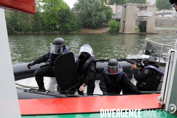 Entrainement de la BRI  ( Brigade de Recherche et d Investigation) simulation prise d otage sur un bateau mouche
