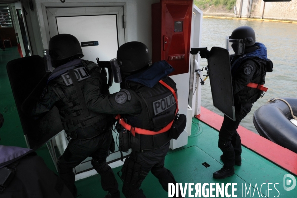 Entrainement de la BRI  ( Brigade de Recherche et d Investigation) simulation prise d otage sur un bateau mouche