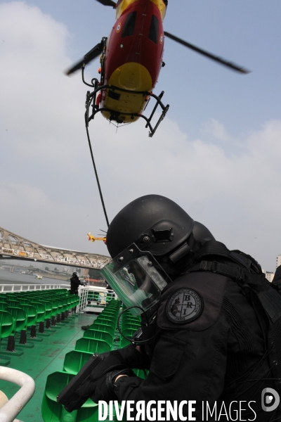 Entrainement de la BRI  ( Brigade de Recherche et d Investigation) simulation prise d otage sur un bateau mouche