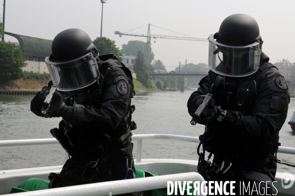 Entrainement de la BRI  ( Brigade de Recherche et d Investigation) simulation prise d otage sur un bateau mouche
