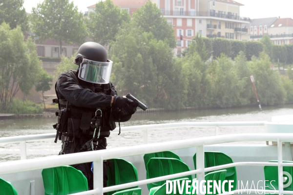 Entrainement de la BRI  ( Brigade de Recherche et d Investigation) simulation prise d otage sur un bateau mouche