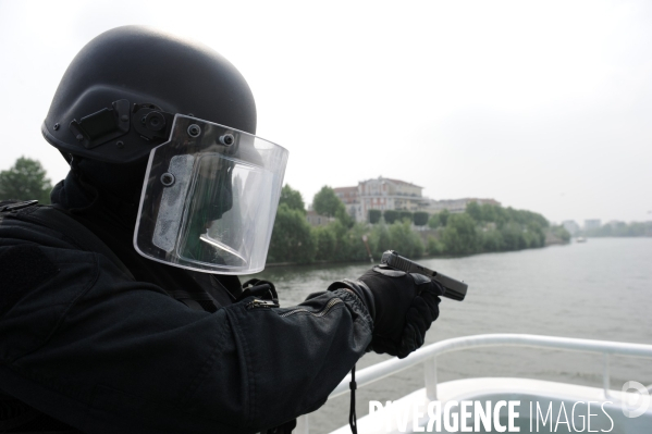 Entrainement de la BRI  ( Brigade de Recherche et d Investigation) simulation prise d otage sur un bateau mouche