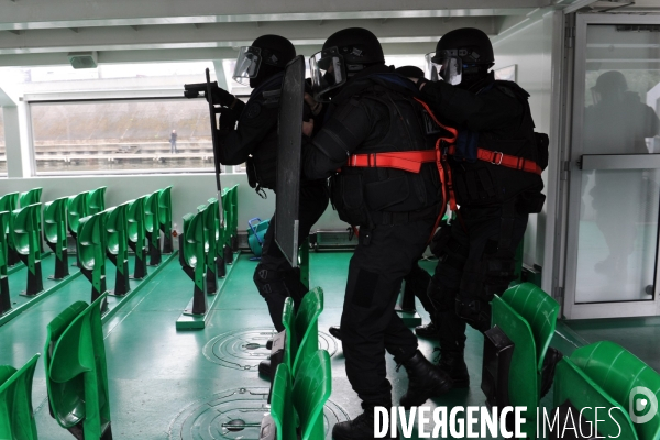 Entrainement de la BRI  ( Brigade de Recherche et d Investigation) simulation prise d otage sur un bateau mouche