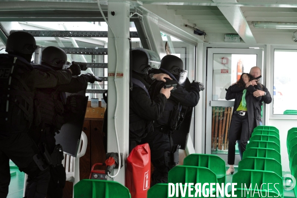 Entrainement de la BRI  ( Brigade de Recherche et d Investigation) simulation prise d otage sur un bateau mouche