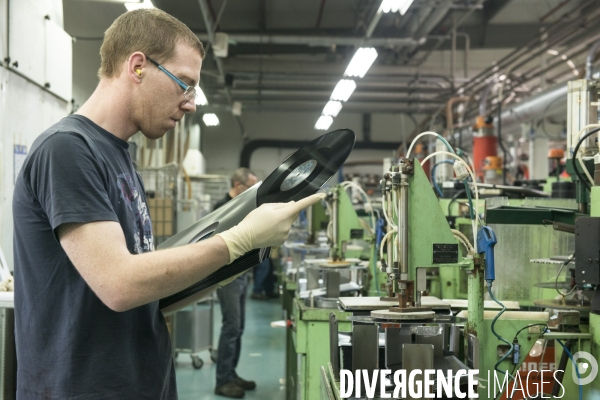 Chaîne de fabrication de disques Vinyles dans l usine MPO