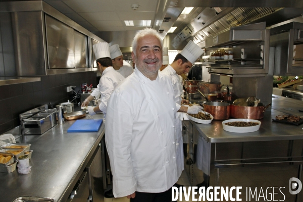 Guy Savoy ouvre son restaurant à l hôtel de la Monnaie.