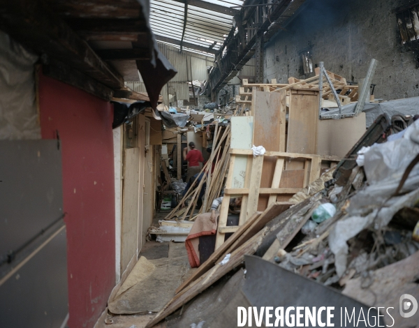 Construction d une baraque dans une usine désaffectée