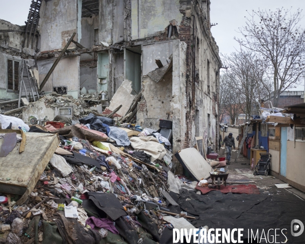 Vue d un camp de Roumains près d une usine désaffectée de Seine-Saint-Denis.