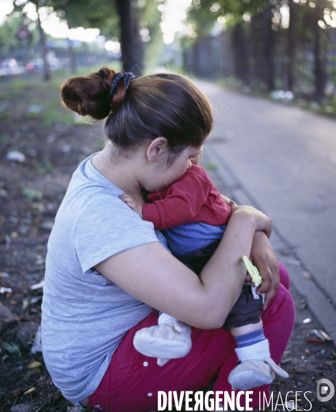 Porte d Aubervilliers, jeune femme roumaine  sans abri et son enfant