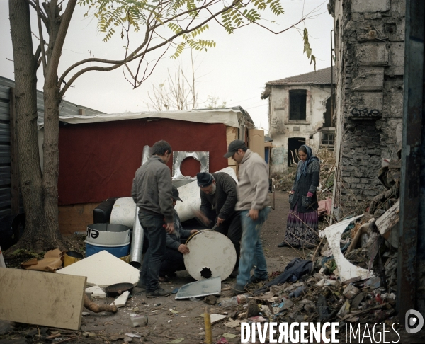 Fabrication de poêles pour l hiver, camp d immigrés roumains,