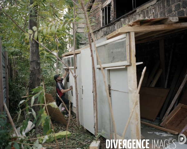 Construction de baraques pour l hiver, camp d immigrés roumains,