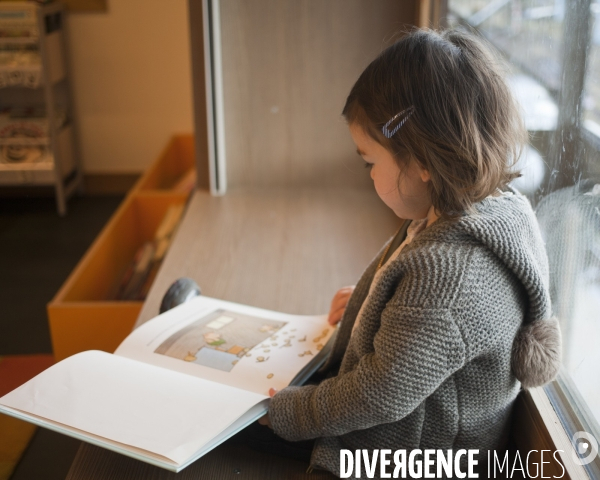 Vera, 2 ans à la bibliothèque Vaclav Havel, paris 18