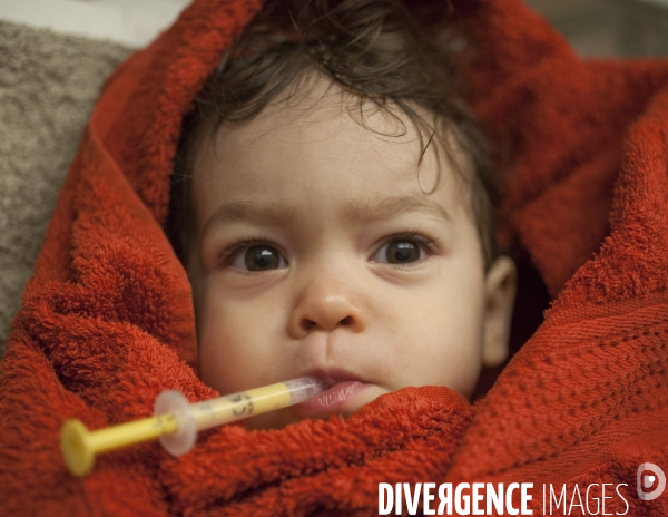 Enfant d un an avec sa dose quotidienne de vitamine D.