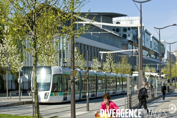 Illustration Avril 2015. Le tramway T3 sur le boulevard des Marechaux a la hauteur de la station Rosa Parks