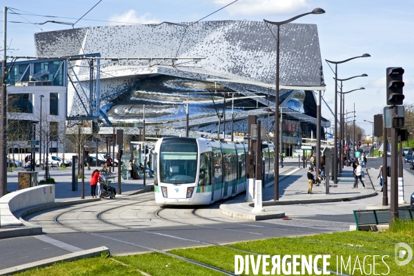 Illustration Avril 2015. Le tramway T3 sur le boulevard des Marechaux a la hauteur de la station Rosa Parks