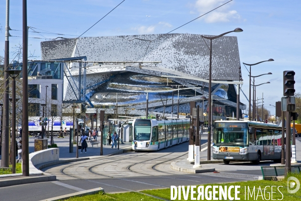 Illustration Avril 2015. Le tramway T3 sur le boulevard des Marechaux a la hauteur de la station Rosa Parks
