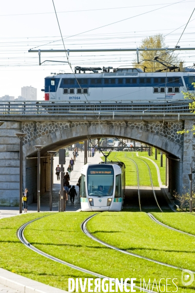 Illustration Avril 2015. Le tramway T3 sur le boulevard des Marechaux a la hauteur de la station Rosa Parks