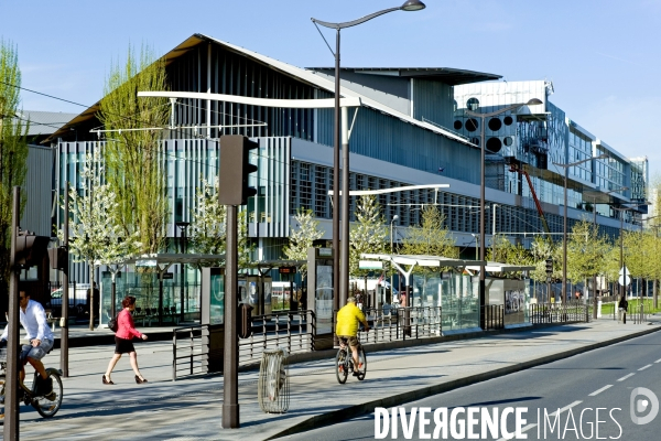 Illustration Avril 2015. Le tramway T3 sur le boulevard des Marechaux a la hauteur de la station Rosa Parks