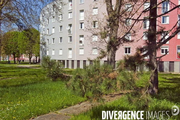Illustration Avril 2015. Le Serpentin dans le quartier des Courtillieres a Pantin