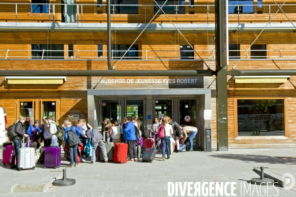 Illustration Avril 2015.Un groupe de jeunes touristes devant l auberge de jeunesse Yves Robert a Paris