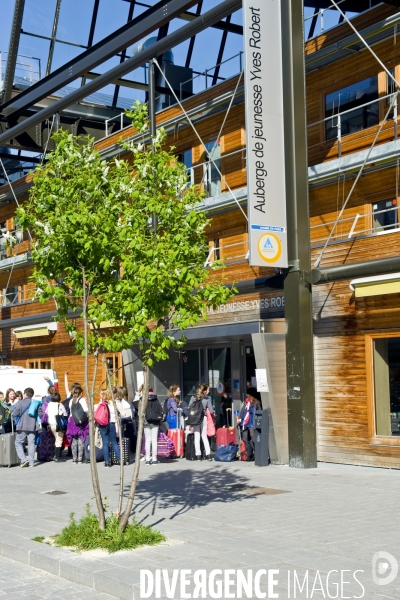 Illustration Avril 2015.Un groupe de jeunes touristes devant l auberge de jeunesse Yves Robert a Paris