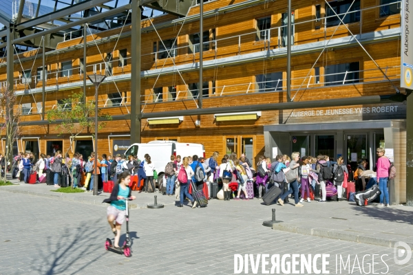 Illustration Avril 2015.Un groupe de jeunes touristes devant l auberge de jeunesse Yves Robert a Paris