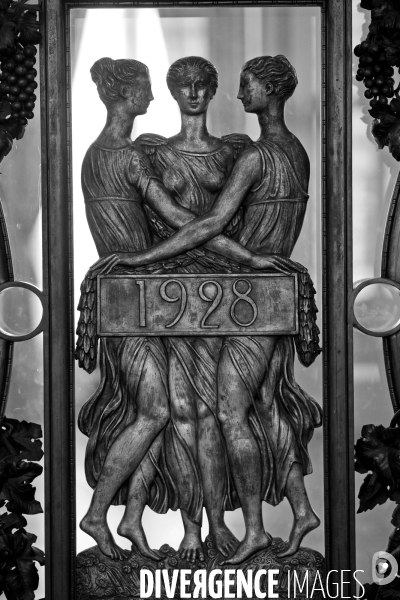 Illustration Avril 2015.Reims.Les figures feminines de style art deco qui ornent les portes du salon d honneur de la mairie.