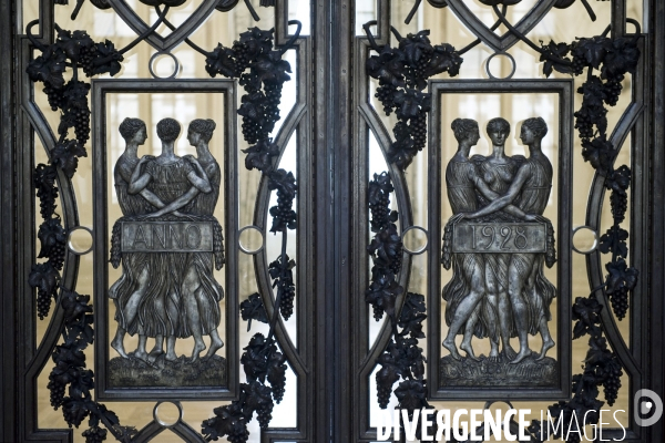 Illustration Avril 2015.Reims.Les figures feminines de style art deco qui ornent les portes du salon d honneur de la mairie.