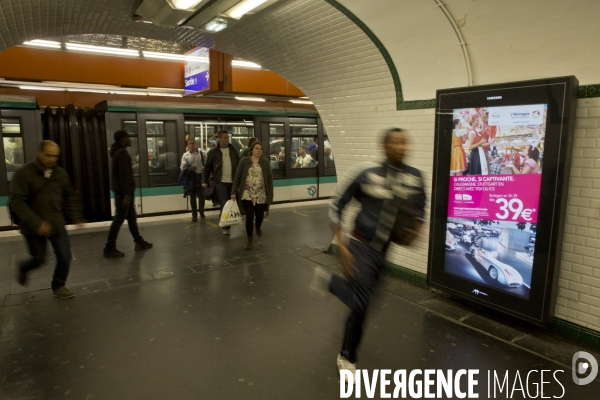 Samsung revolutionne l affichage dans le metro