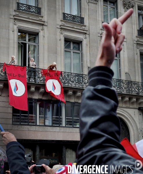 Les femen perturbent le discours de Marine Le Pen