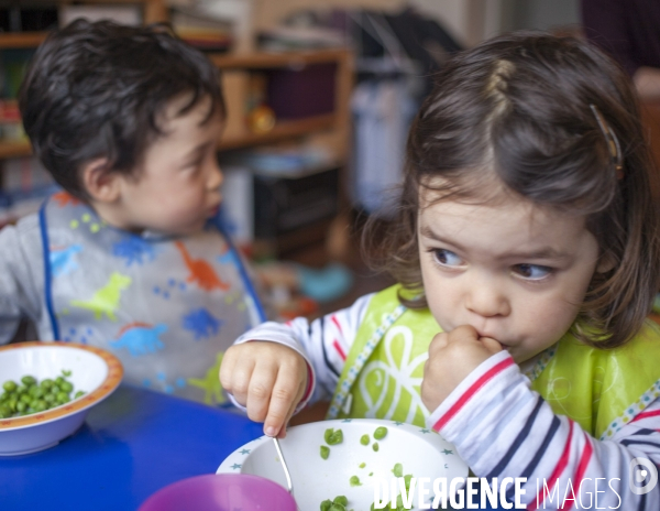 Enfants mangeant des petits pois.