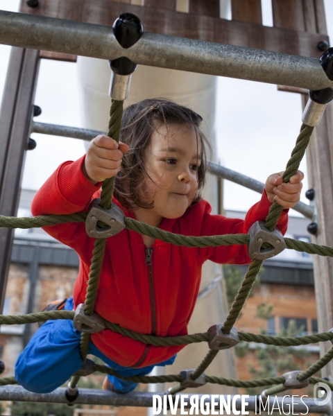 Jeu d escalade, parc Rosa Luxembourg, Paris 18e.