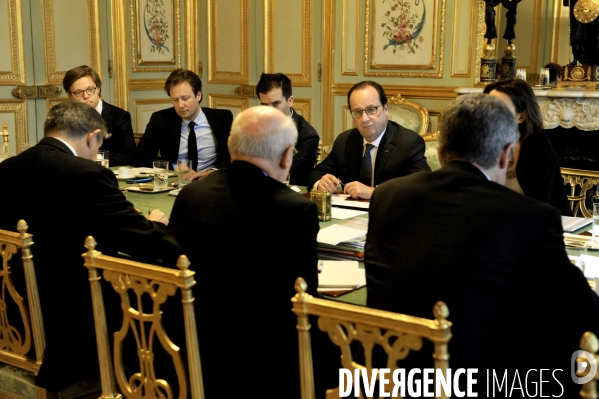 François HOLLANDE en réunion avec ses collaborateurs dans le salon vert de l Elysée