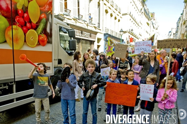 Manifestation contre l implantation d un Mac Do dans le quartier MontorgueiL