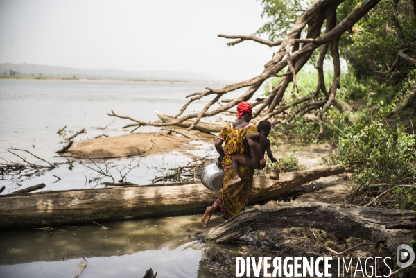 Refugees from car just arrived in the unhcr bili camp, in north congo drc.