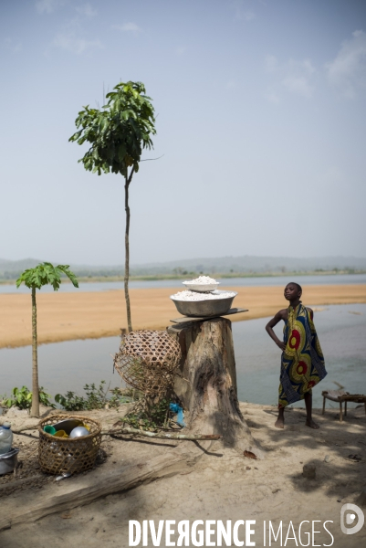 Refugees from car just arrived in the unhcr bili camp, in north congo drc.