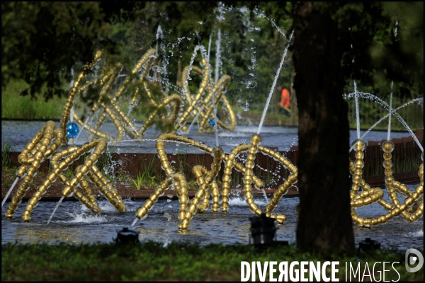 Inauguration après deux ans de travaux du Bosquet du théatre d eau, redessiné par le paysagiste Louis BENECH et investi par les sculptures fontaines de l artiste Jean-Michel OTHONIEL dans le parc du château de Versailles.