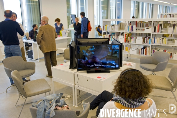 La mediatheque Francoise Sagan a Paris.Une femme regarde une video sur un ecran