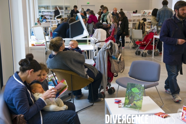 A la mediatheque Francoise Sagan a Paris, des meres de famille lisent avec leurs enfants